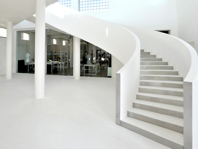 /public/uploads/sites/14/microtopping_bianco_pavimento_scala.jpg