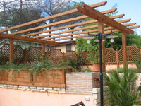 /public/uploads/sites/14/pergolato-con-grigliati-2.jpg